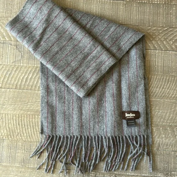 Neiman Marcus 100% Cashmere Scarf (Grey)